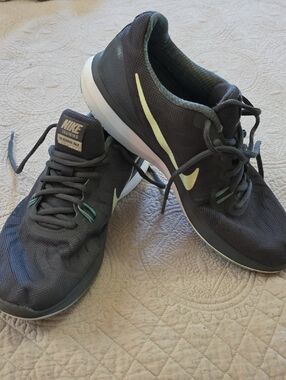 Nike Women's Charcoal Tennis Shoes